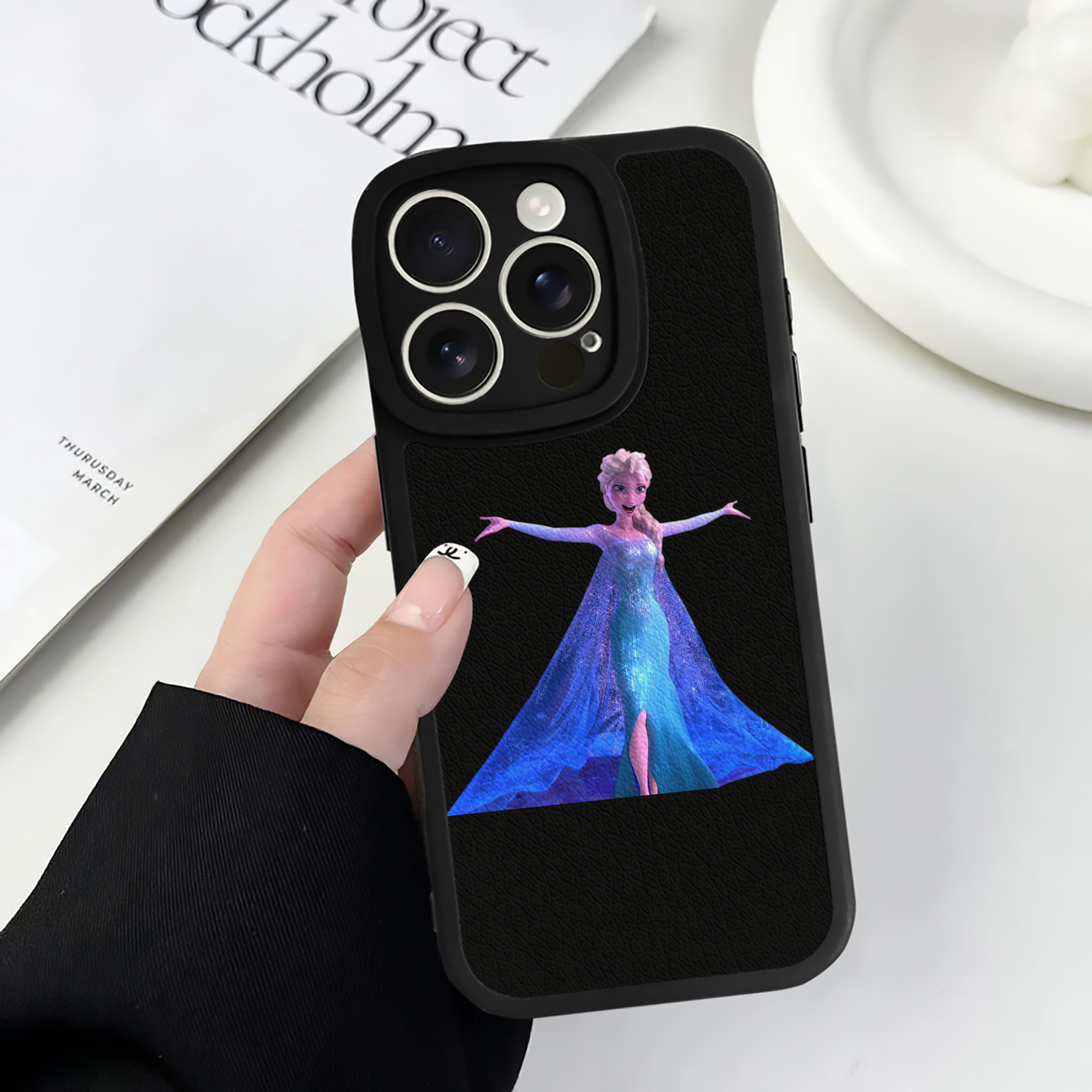 （画像用） アナと雪の女王 アンナ エルサ Frozen Anna Elsa 【iPhone 16シリーズ対応】シリコンスマホケース（レザー調） 材質：シリコン
